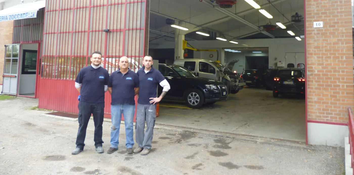 Il team della Carrozzeria Zoccadelli davanti all'officina